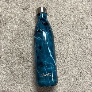 Brand new! 25oz. Swell water bottle